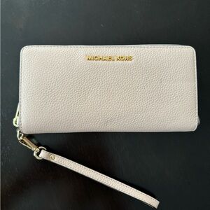 Michael Kors Leather Continental Wristlet | LIKE NEW
